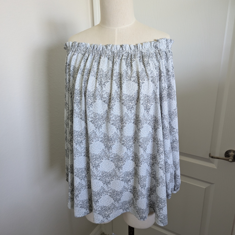 MELLODAY Floral Gray and White Top